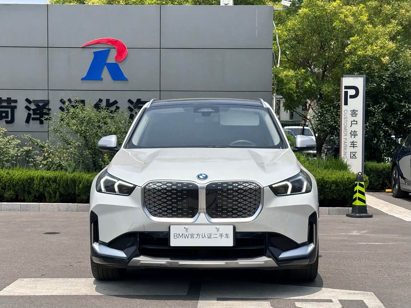 BMW iX1 2024 car image 