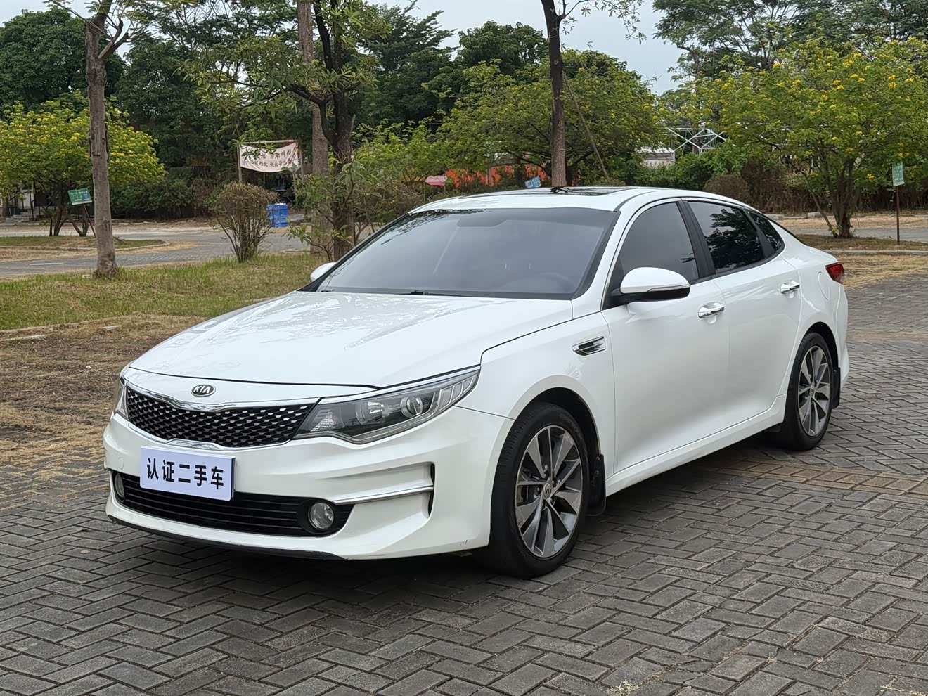 Kia K5 2017 Kia K5 2017 car image