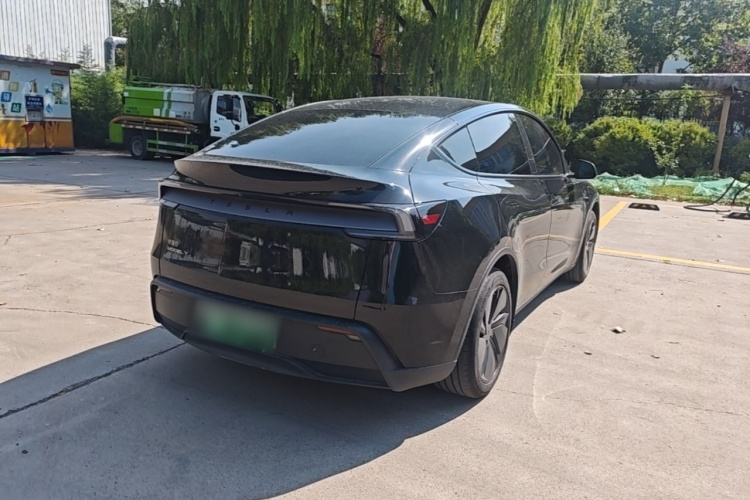 Tesla Model Y 2025 #5 Tesla Model Y 2025 car image #5