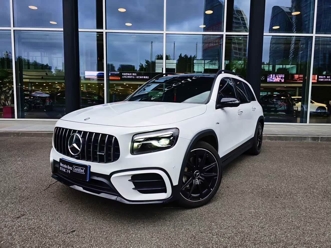 Mercedes-Benz GLB AMG 2024 immagine di auto 