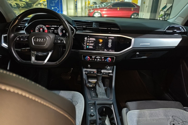Audi Q3 2022 car image #10