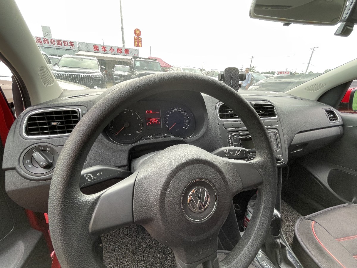 Volkswagen Polo 2014 car image #9
