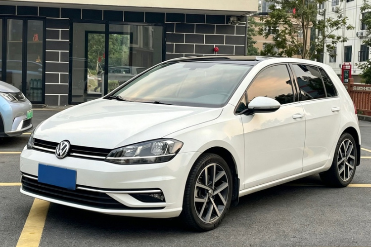 Volkswagen Golf 2019 car image #2