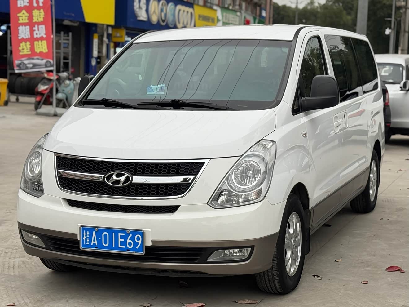 Hyundai H-1 2012 car image 