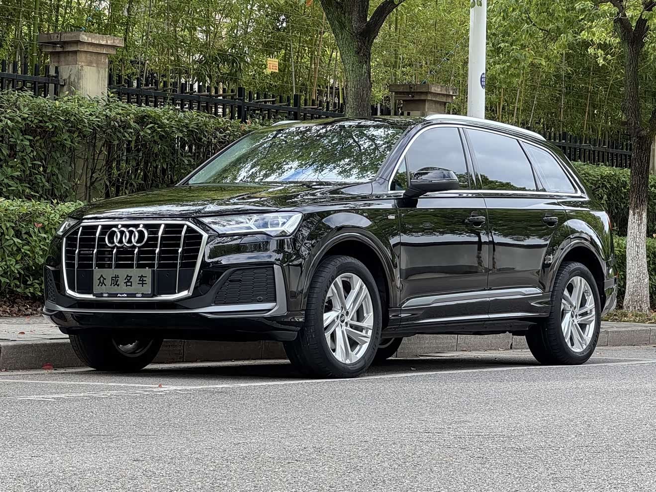 Audi Q7 2023 car image 