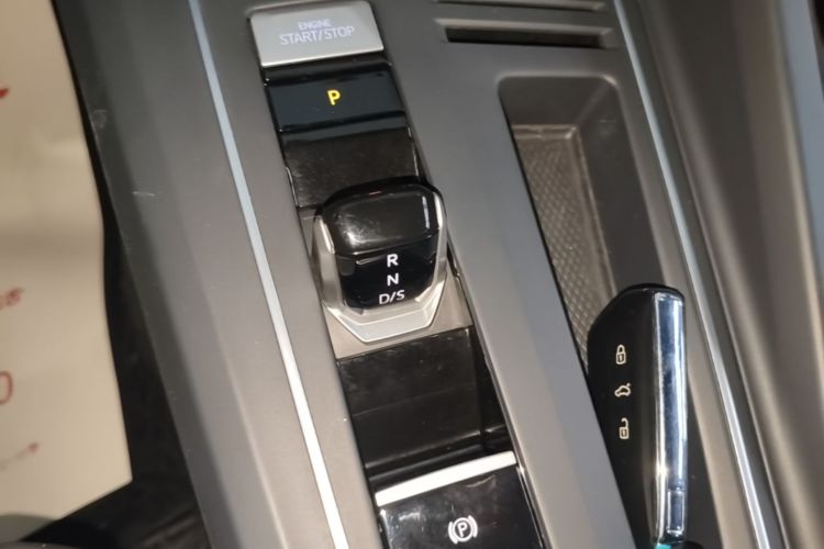 Volkswagen Golf 2023 car image #14
