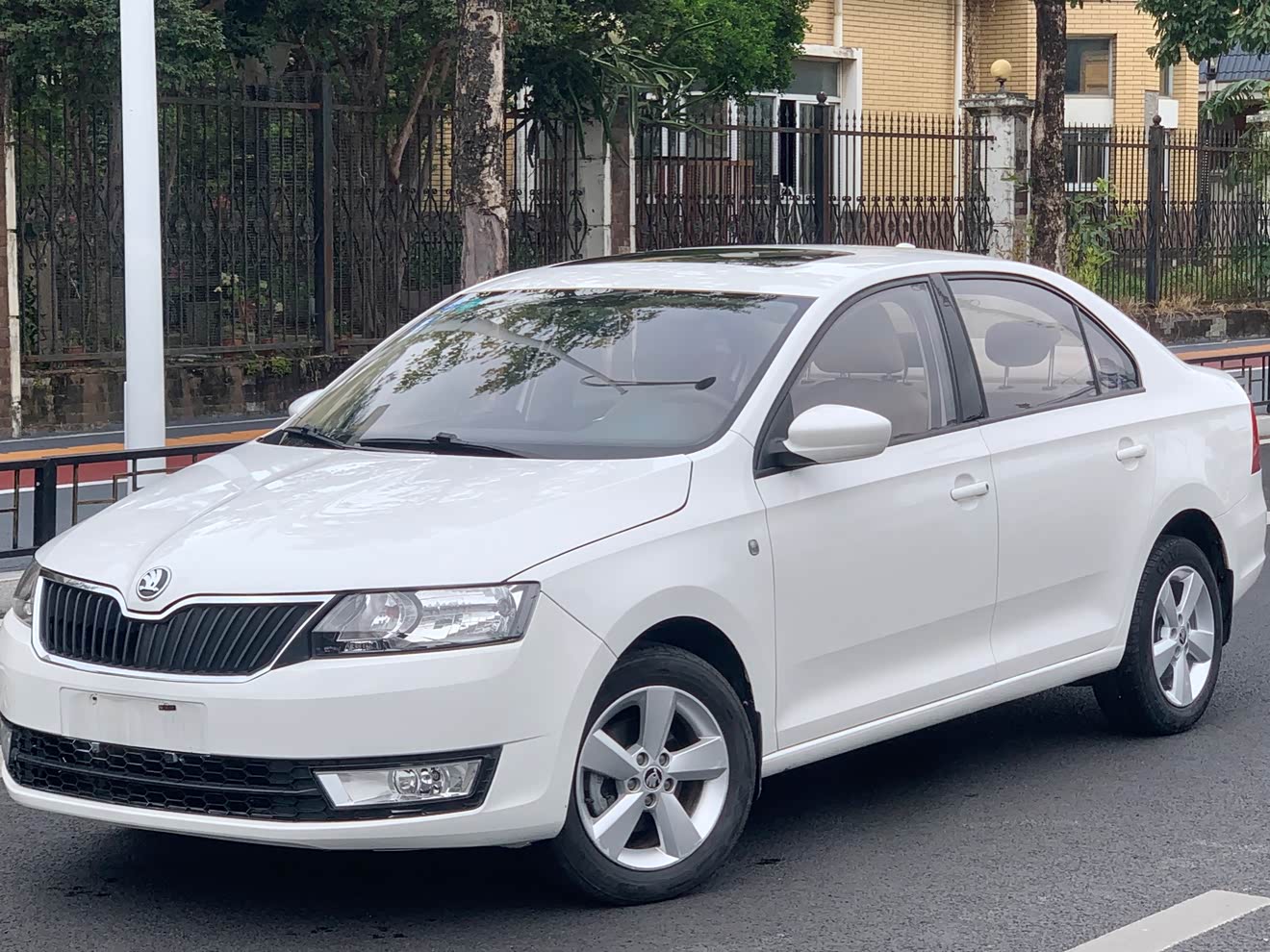 Skoda Rapid 2016 Skoda Rapid 2016 car image