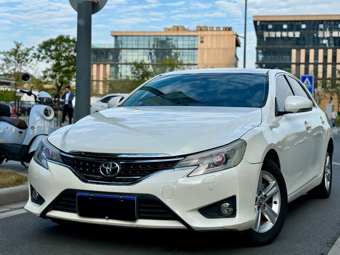 Toyota Reiz 2014 immagine di auto 