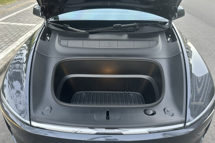 Tesla Model Y 2025 immagine di auto #29