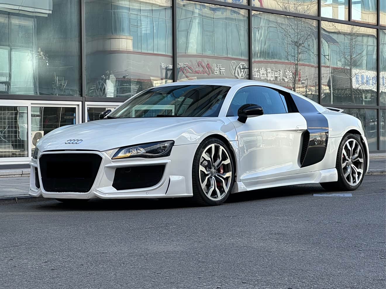 Audi R8 2011 car image 