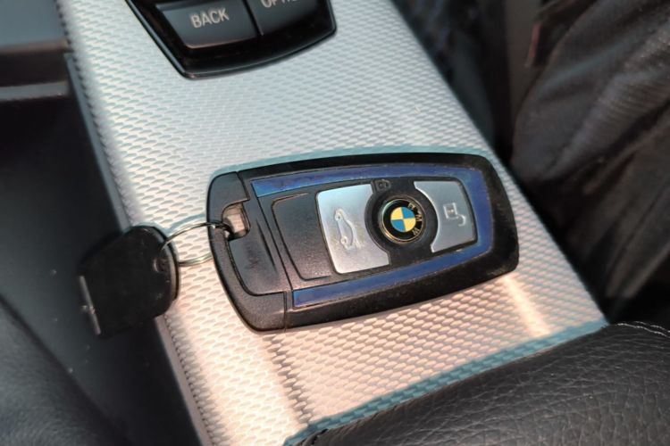 BMW 3 Series 2018 car image #9