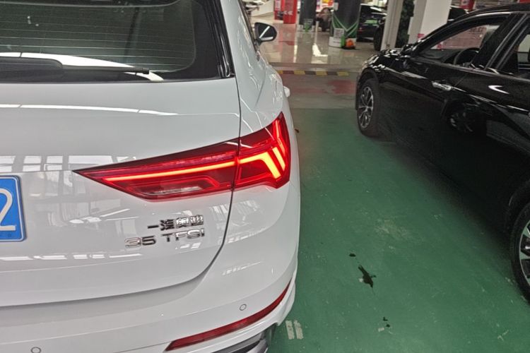 Audi Q3 2019 car image #8
