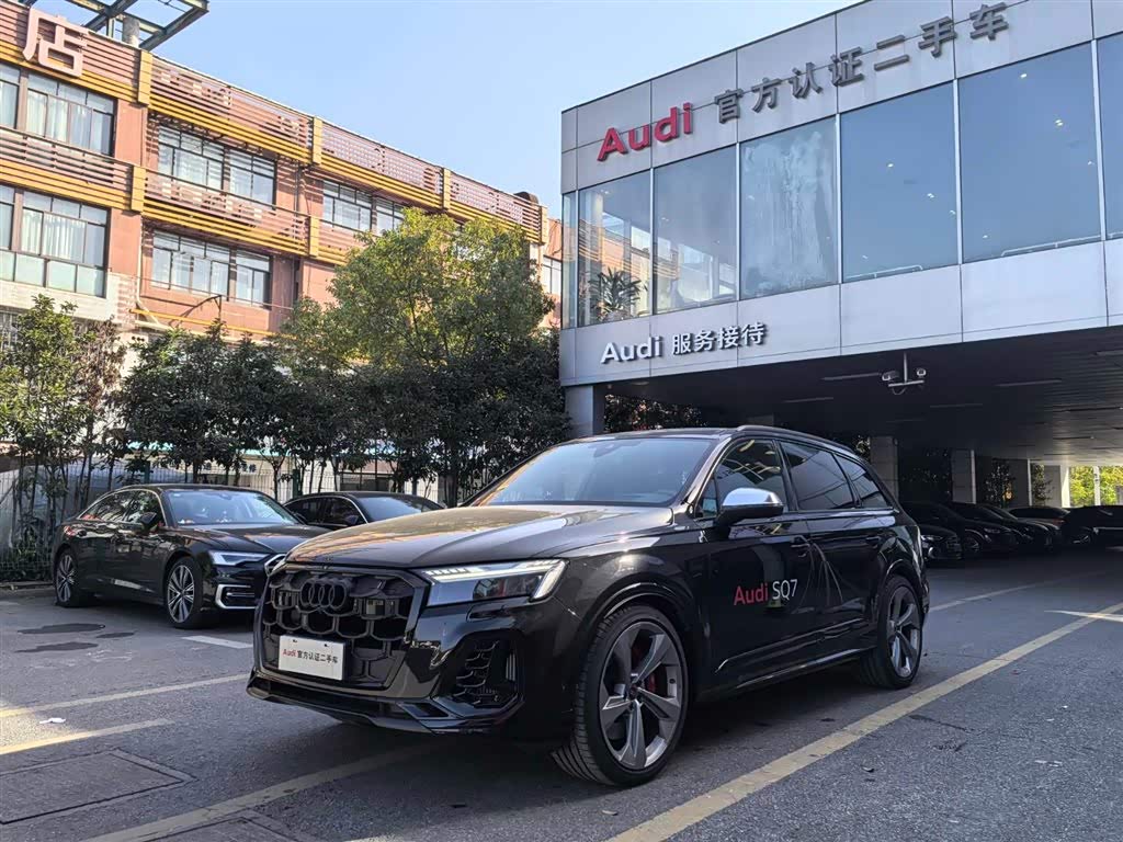 Audi SQ7 2024 car image 