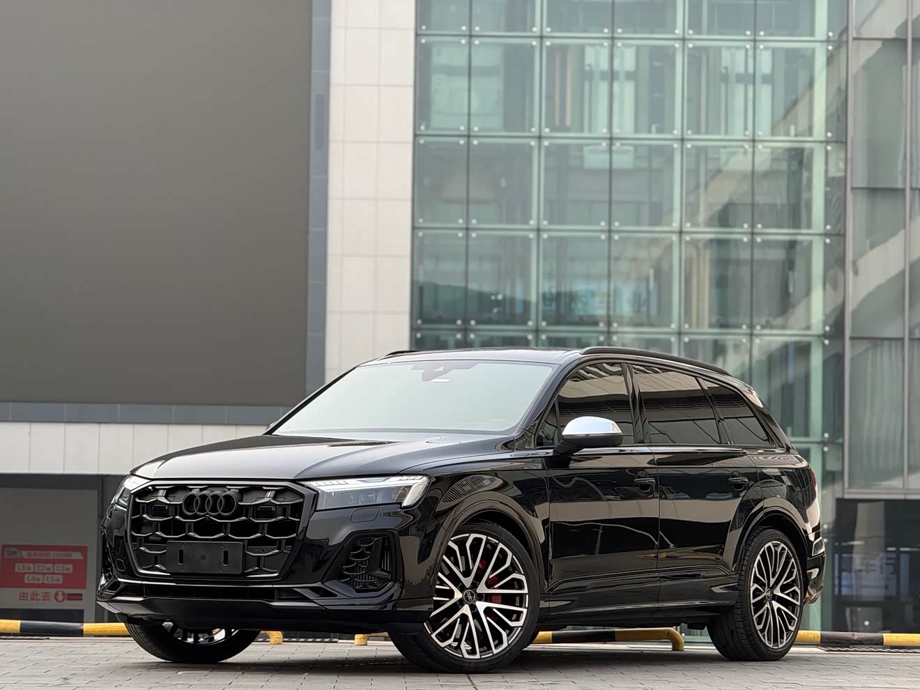 Audi SQ7 2024 car image 