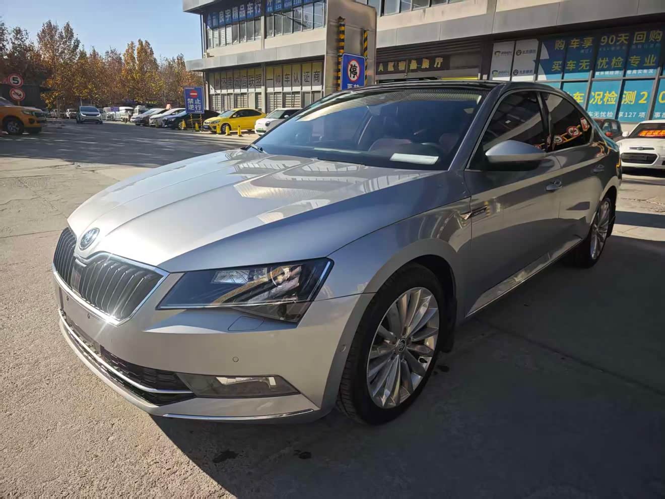 Skoda Superb 2017 car image 