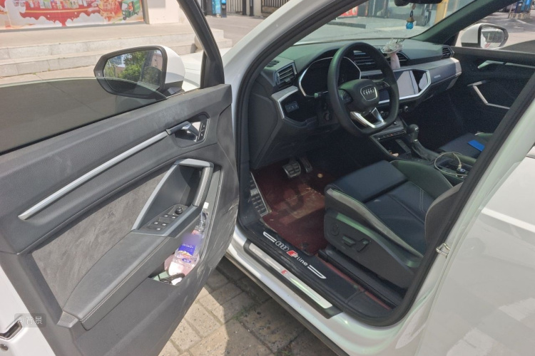Audi Q3 2024 car image #18