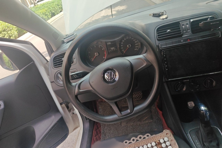 Volkswagen Polo 2017 car image #15
