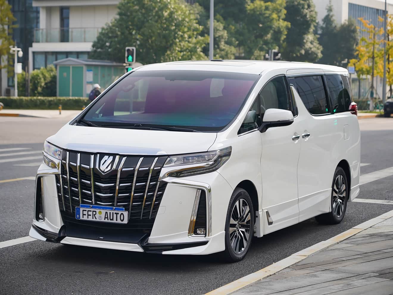 Toyota Alphard 2019 car image 