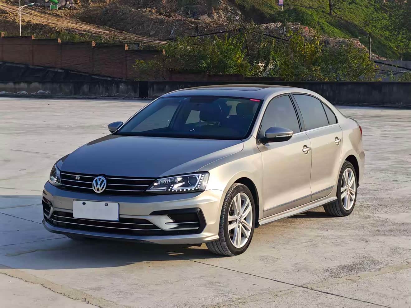 Volkswagen Sagitar 2019 immagine di auto 