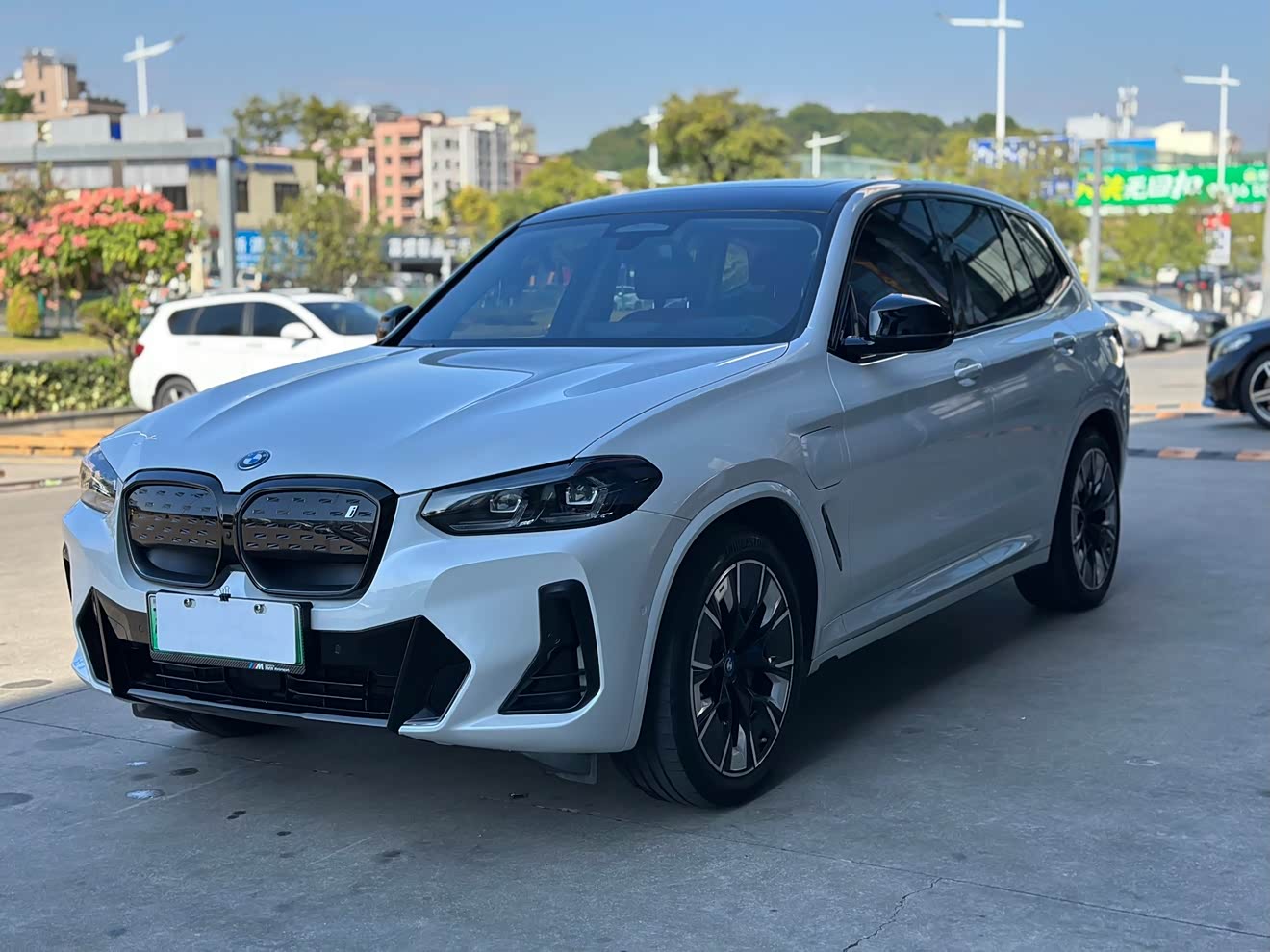 BMW iX3 2023 car image 