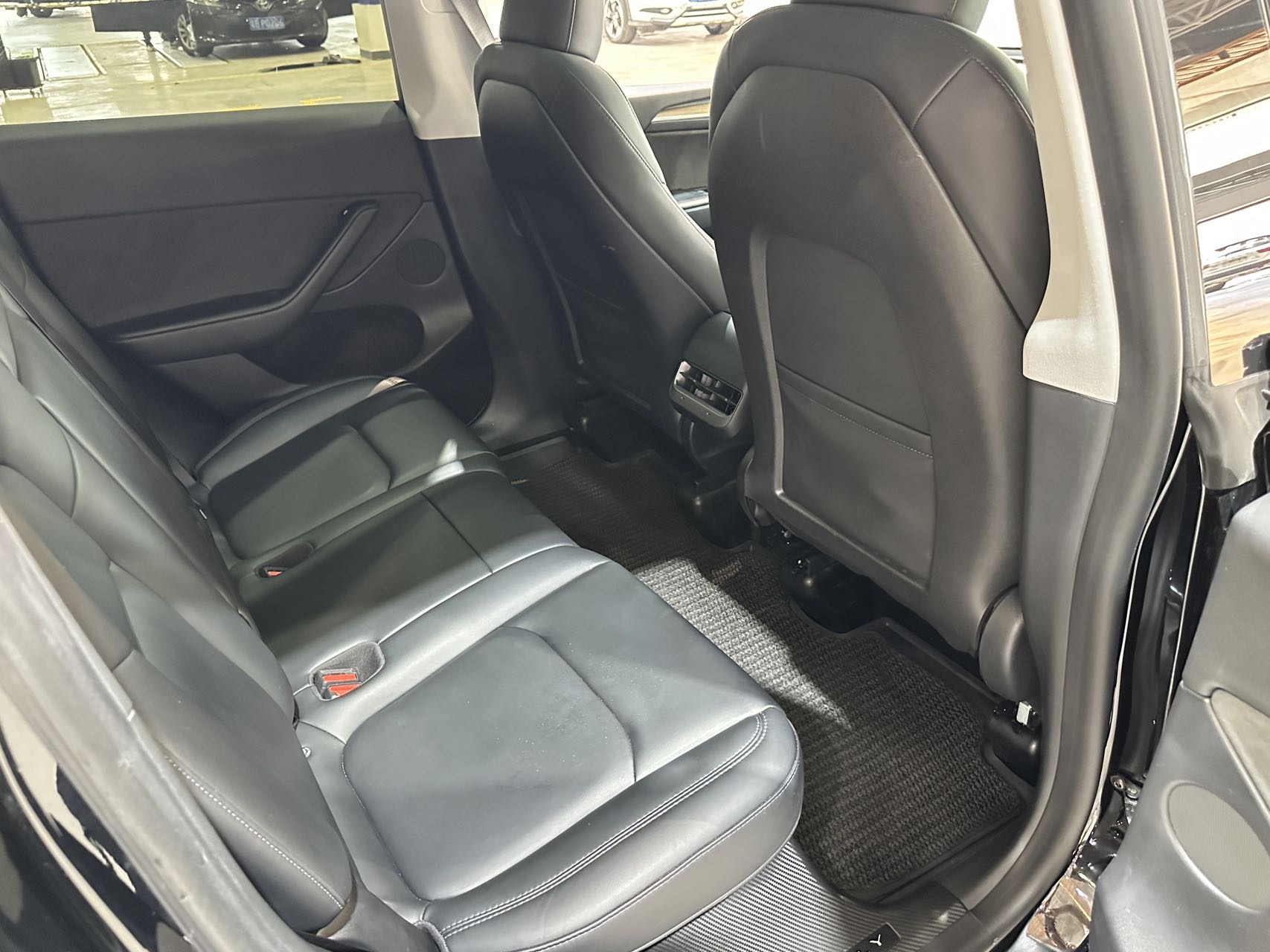 Tesla Model Y 2023 car image #11