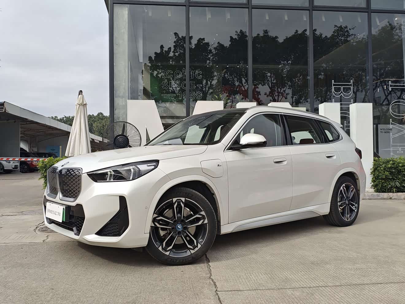 BMW iX1 2024 car image 