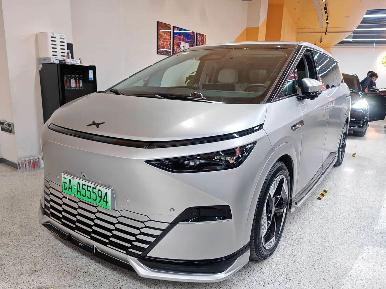 Xpeng X9 2024 immagine di auto 