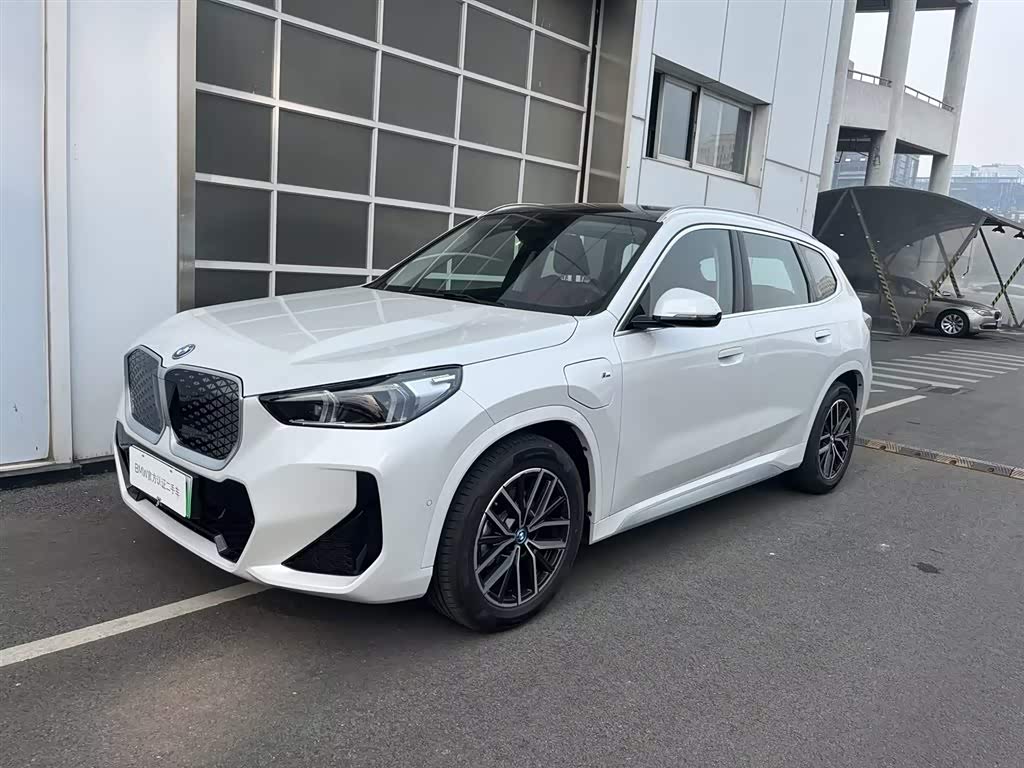 BMW iX1 2025 car image 