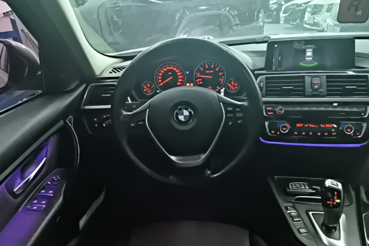 BMW 3 Series 2019 car image #11