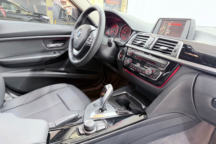 BMW 3 Series 2017 صورة سيارة #30