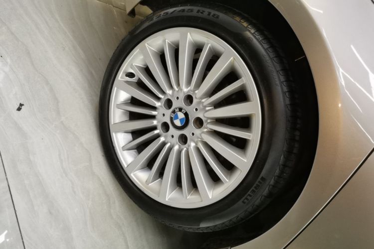 BMW 3 Series 2018 car image #10