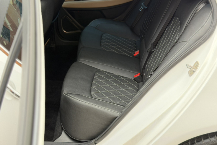 GEELY Emgrand 2019 #17 GEELY Emgrand 2019 car image #17