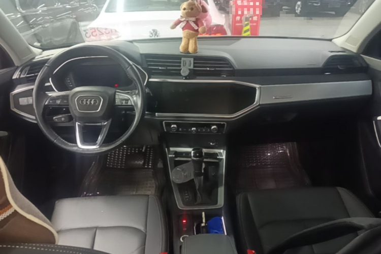 Audi Q3 2020 car image #10