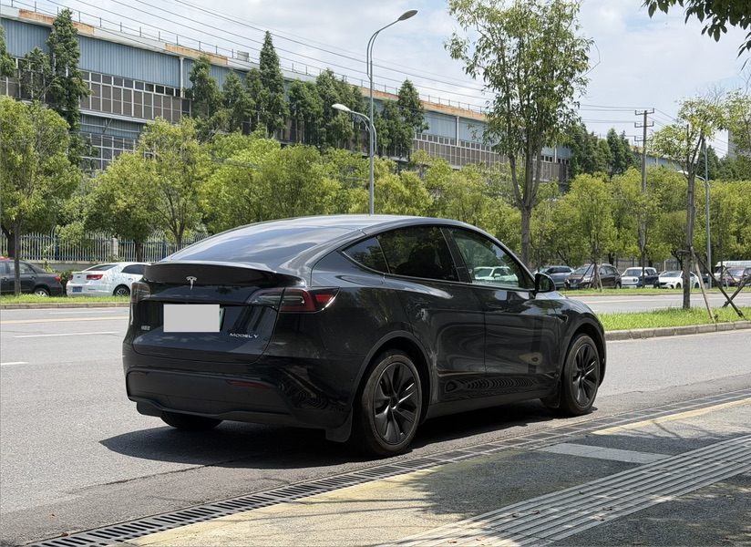 Tesla Model Y 2023 #3 Tesla Model Y 2023 car image #3