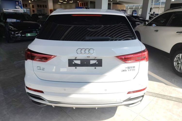 Audi Q3 2022 car image #6