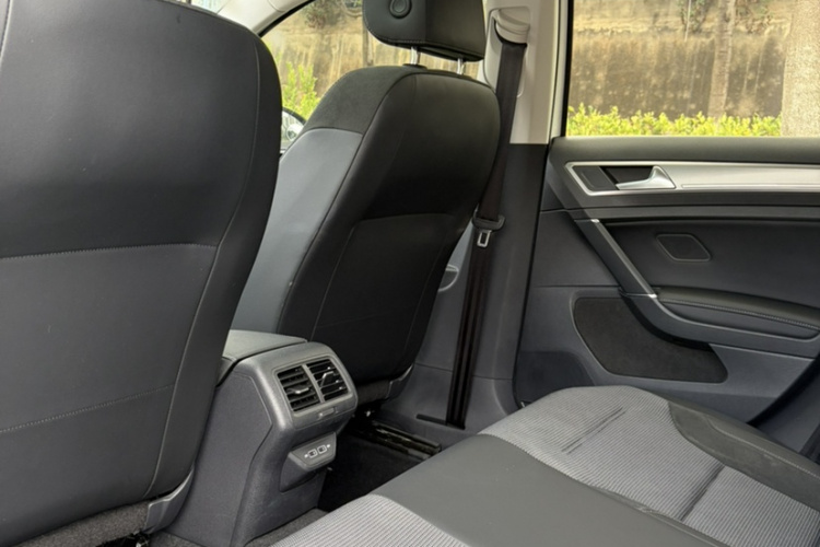 Volkswagen Golf 2020 car image #11
