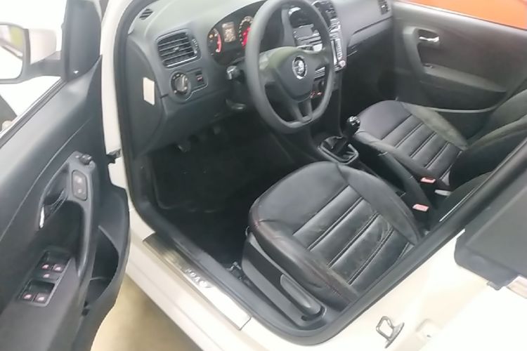 Volkswagen Polo 2015 car image #16