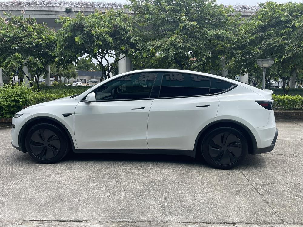 Tesla Model Y 2025 #4 Tesla Model Y 2025 car image #4