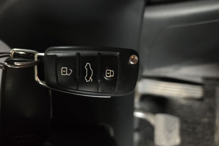 Audi Q3 2019 car image #10