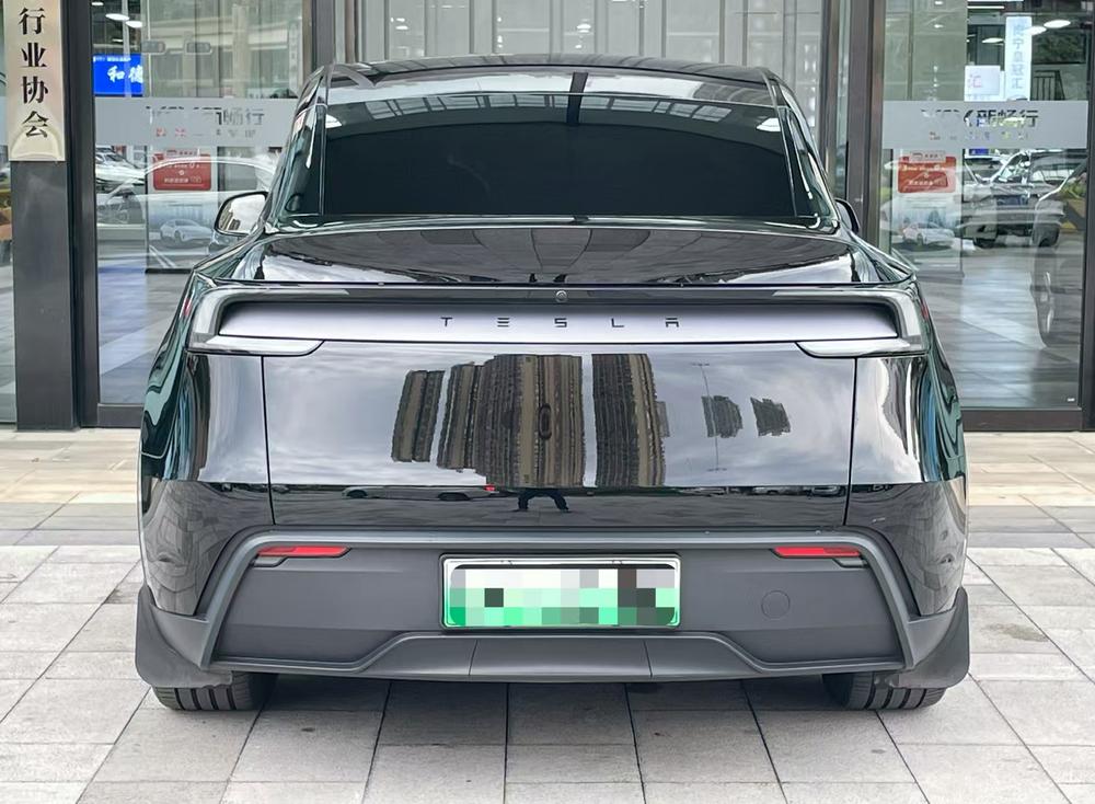 Tesla Model Y 2025 #5 Tesla Model Y 2025 car image #5