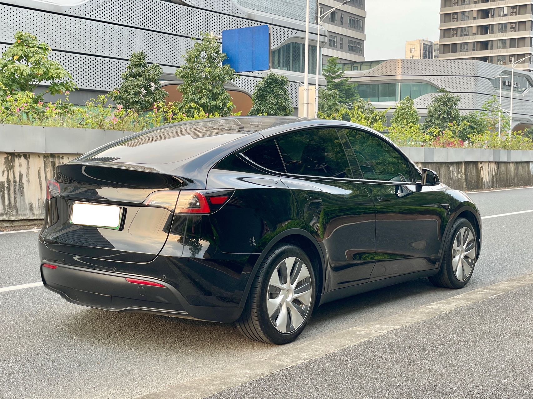 Tesla Model Y 2023 #5 Tesla Model Y 2023 car image #5