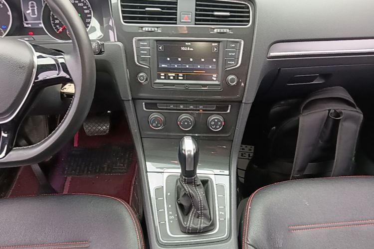 Volkswagen Golf 2017 car image #13
