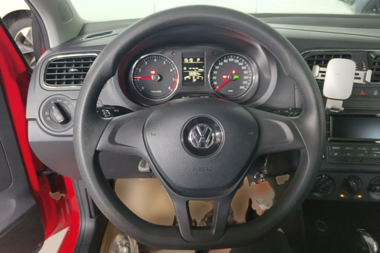 Volkswagen Polo 2015 car image #11