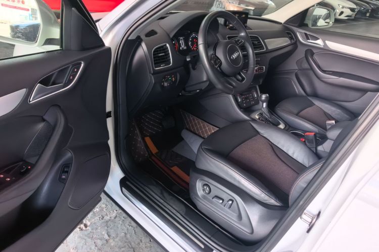 Audi Q3 2019 car image #12