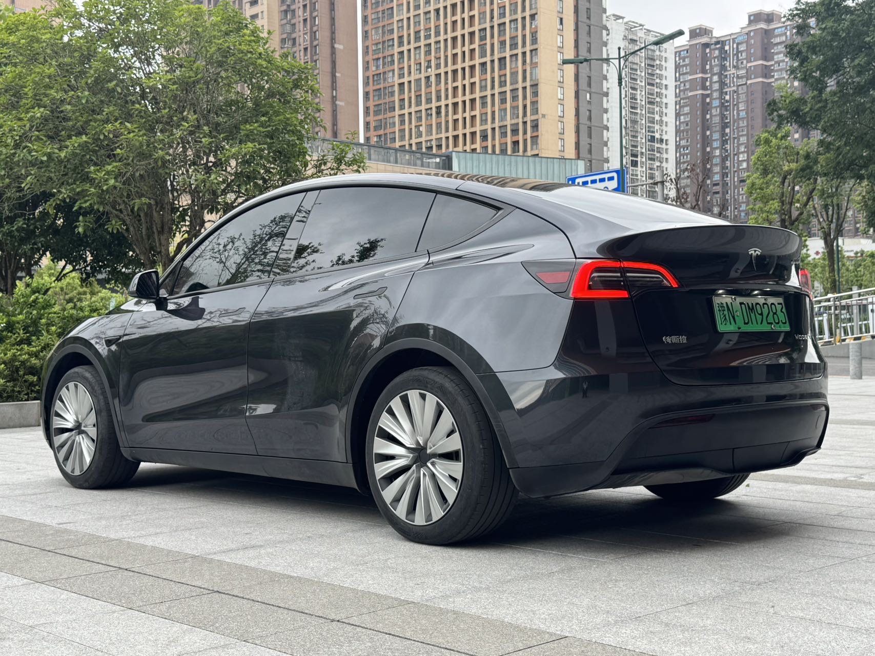 Tesla Model Y 2024 #4 Tesla Model Y 2024 car image #4