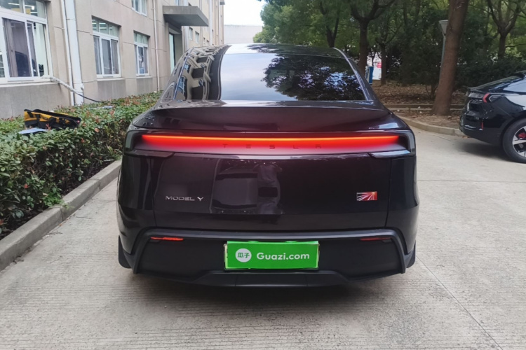 Tesla Model Y 2025 #6 Tesla Model Y 2025 car image #6