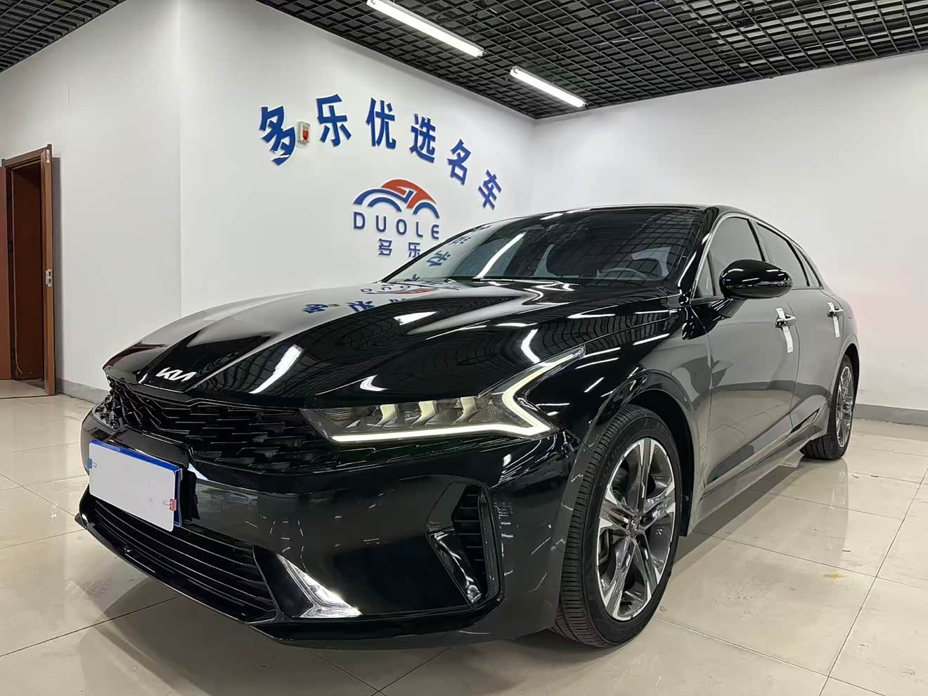 Kia K5 2023 car image 
