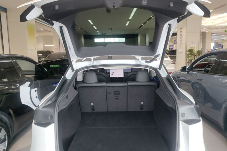 Tesla Model Y 2025 #19 Tesla Model Y 2025 car image #19