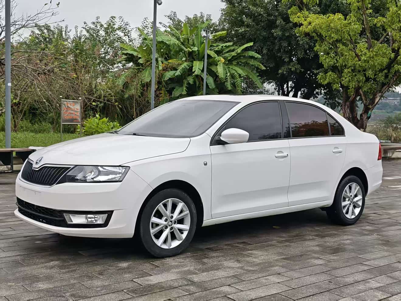 Skoda Rapid 2017 Skoda Rapid 2017 car image