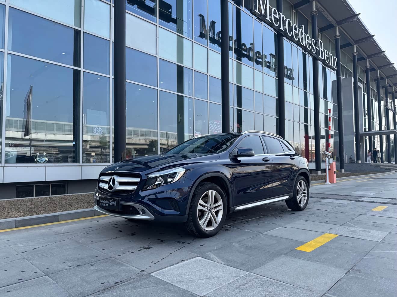 Mercedes-Benz GLA Class 2017 car image 